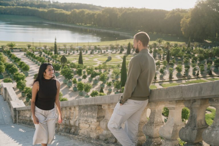 Couple échangeant un regard sur une terrasse surplombant les jardins de l’Orangerie
