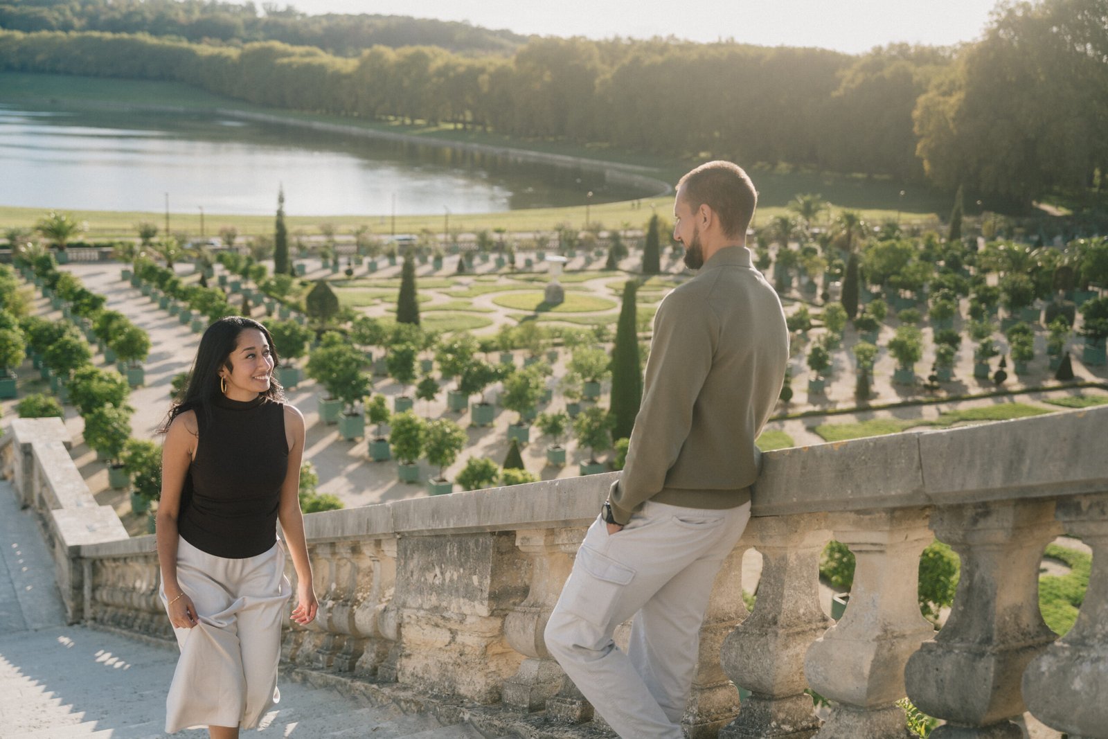 Couple échangeant un regard sur une terrasse surplombant les jardins de l’Orangerie