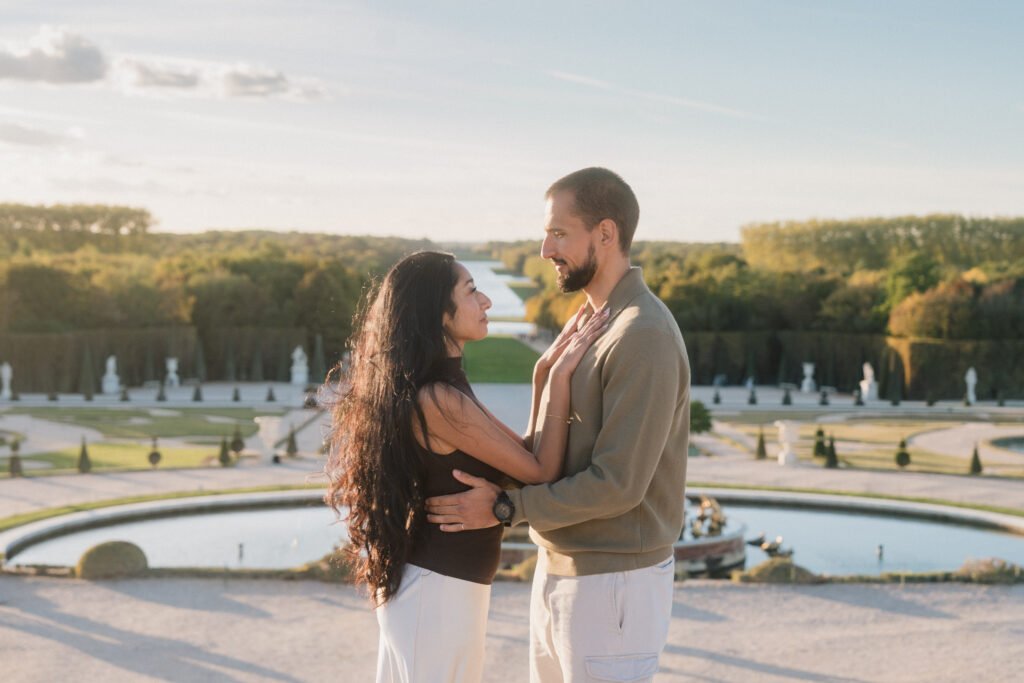Portrait intime du couple face à face, avec les jardins en arrière-plan
