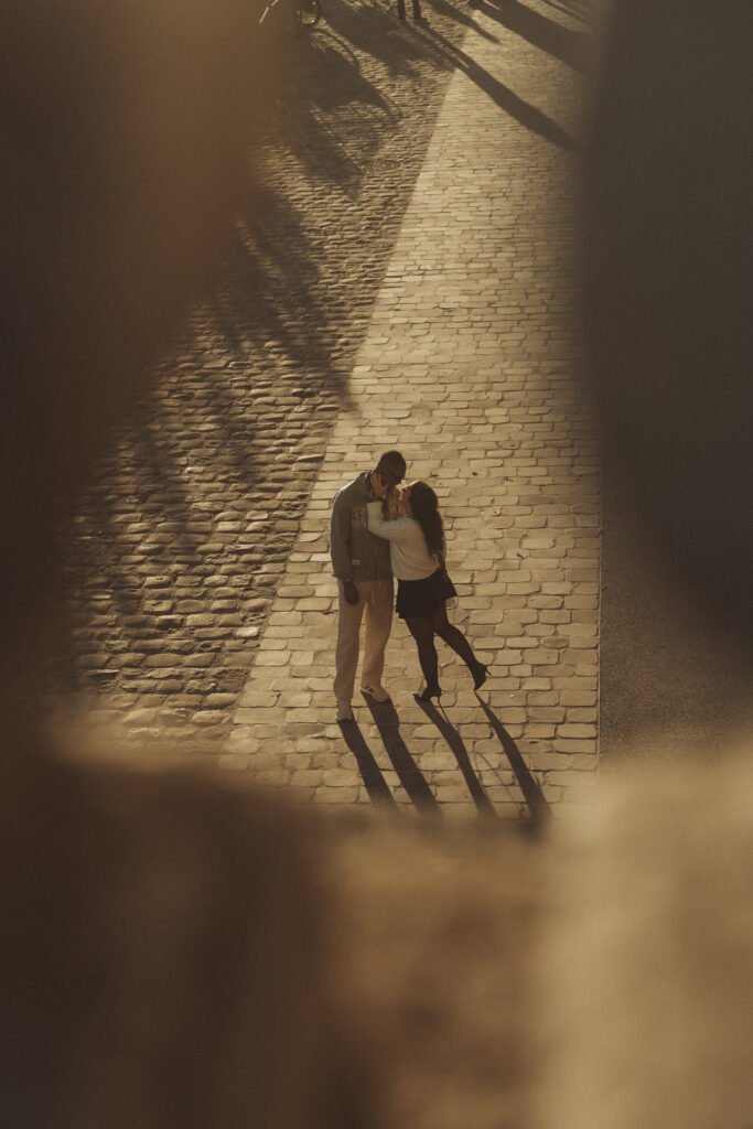Couple qui s'embrasse sur le quai des champs Elysées