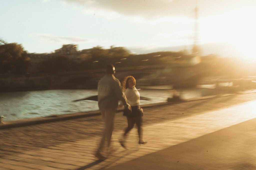 Camille et Yohan en mouvement, photographiés avec un flou volontaire