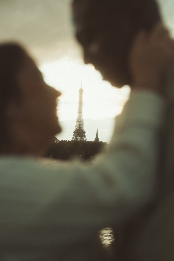 La tour Eiffel encadrée par les silhouettes floues de Camille et Yohan