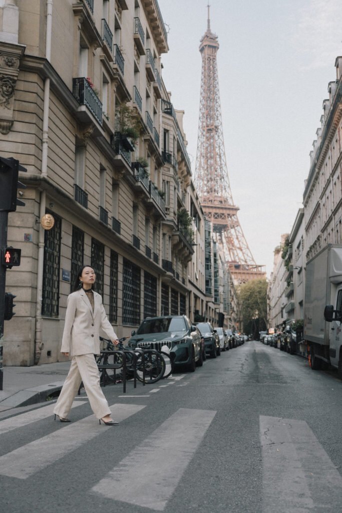 Eva traverse la chaussée avec la tour Eiffel en perspective